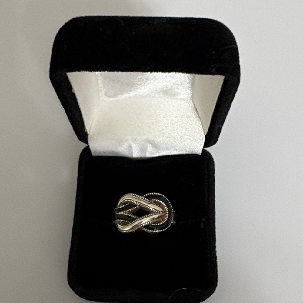 Elegant Brighton Interlok Black and Silver Knot Ring